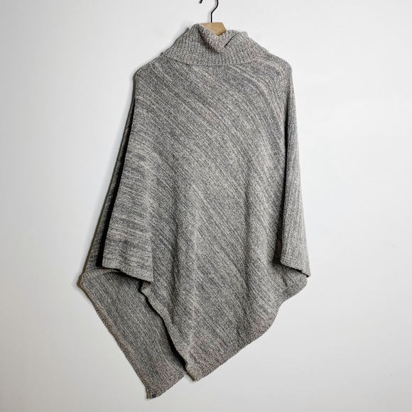 Barefoot Dreams One Size Plus Point Dume Poncho - Picture 3 of 6